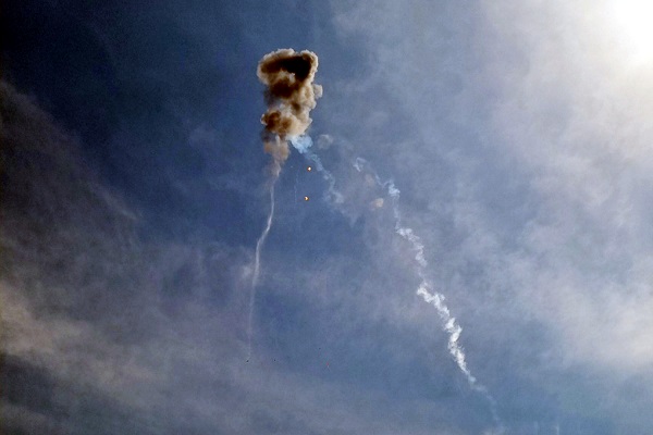 1일 오후 1시 37분경 공군 제3훈련비행단 소속 KT-1 훈련기 2대가 비행기지 남쪽 약 6km 지점 상공에서 충돌한 뒤 추락해 탑승자 전원이 사망했다. 훈련기 사고 당시 충돌 여파로 훈련기에서 검은 연기가 퍼지는 모습. (사진=연합뉴스 제공)