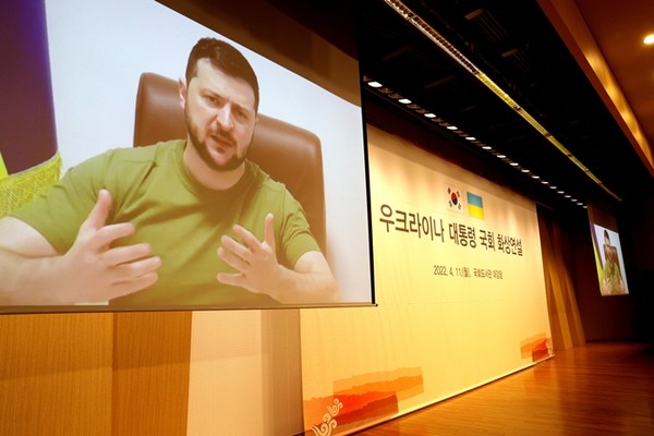 볼로디미르 젤렌스키 우크라이나 대통령이 11일 서울 여의도 국회도서관 대강당에서 화상연설을 하고 있다.(사진=국회사진기자단)