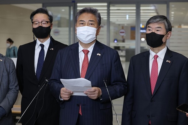 윤석열 대통령 당선인의 한미정책협의대표단 단장인 박진 국민의힘 의원이 11일 오후 인천국제공항을 통해 귀국해 방미 결과 등을 설명하고 있다.(사진=연합뉴스 제공)