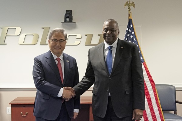 윤석열 대통령 당선인의 한미정책협의대표단 단장인 박진 국민의힘 의원이 지난 5일(현지시간) 미 국방부에서 로이드 오스틴 국방장관을 면담한 뒤 악수하고 있다. (사진=한미정책협의대표단 제공)