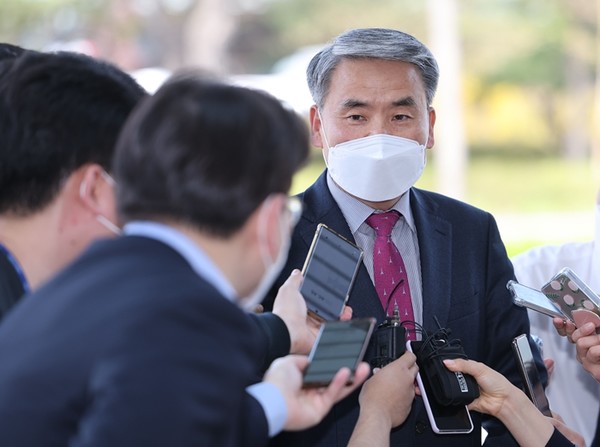 이종섭 국방부 장관 후보자가 지난 11일 국회 인사청문회 준비단 사무실이 마련된 서울 용산구 국방컨벤션에 출근하고 있다.(사진=연합뉴스 제공)