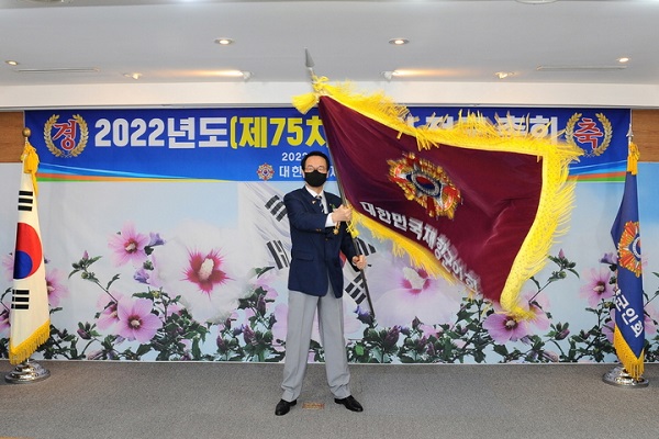 신상태 제37대 대한민국재향군인회장 당선인이 향군기를 이양받아 흔들고 있다. (사진=향군 제공)
