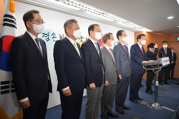 윤석열 대통령 당선인이 13일 서울 종로구 통의동 제20대 대통령직인수위원회 브리핑룸에서 박진 외교부장관, 권영세 통일부장관 후보자 등 2차 내각 인선 결과를 직접 발표하고 있다.(사진=연합뉴스 제공)