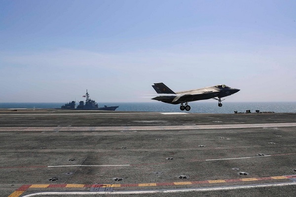 에이브러햄 링컨함에서 출격하는 F-35C 스텔스 전투기. (사진=미 7함대 제공)