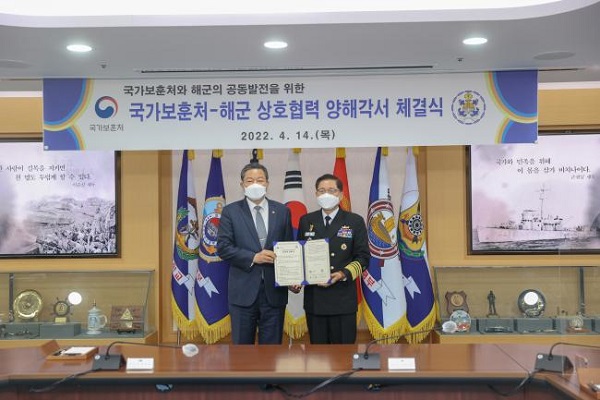 황기철(왼쪽) 국가보훈처장과 김정수 해군참모총장이 14일 계룡대 해군본부에서 보훈처-해군 업무협약을 맺었다. (사진=보훈처 제공)