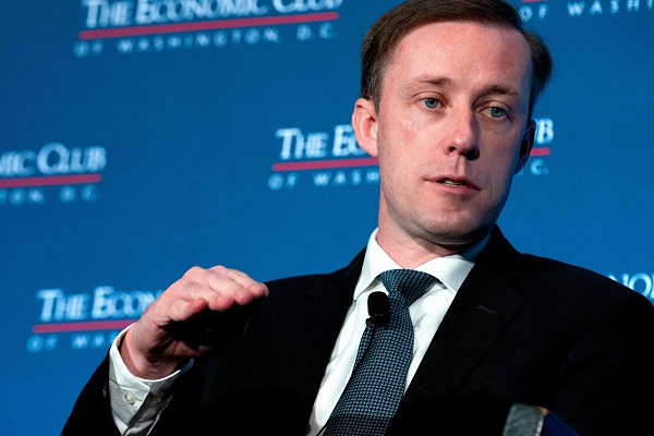 제이크 설리번 백악관 국가안보보좌관이 14일(현지시간) 워싱턴DC의 JW메리어트호텔에서 '이코노믹 클럽' 회장인 데이비드 루벤스타인과 대화 중이다. (사진=AFP 연합)