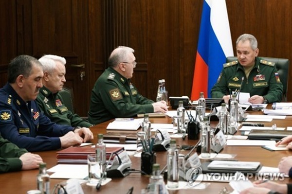 세르게이 쇼이구 러시아 국방장관(오른쪽)이 지난달 26일 러시아 국방부 고위 관리들과 회의를 하고 있다.(사진=타스통신 연합뉴스)