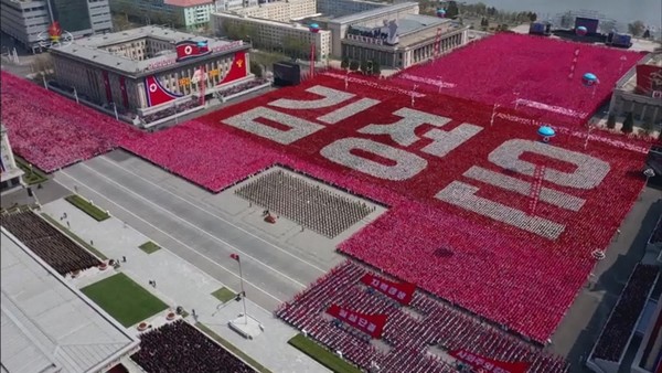 북한 김정은 국무위원장이 김일성 생일 110주년 ‘태양절’인 지난 15일 평양 김일성광장에서 진행된 중앙보고대회 및 평양시 군중시위에 참석했다고 북한 매체들이 16일 보도했다.(사진=조선중앙TV 화면 갈무리 연합뉴스)