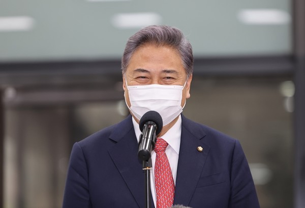 윤석열 정부 외교부장관 후보자인 박진 국민의힘 의원이 18일 서울 종로구 인사청문회 준비 사무실 첫 출근길에 기자들과 만나 질문에 답변하고 있다.(사진=연합뉴스 제공)