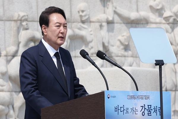 윤석열 대통령 당선인이 19일 서울 강북구 국립4.19민주묘지에서 열린 제62주년 4.19혁명 기념식에서 기념사를 하고 있다. (사진=인수위사진기자단)