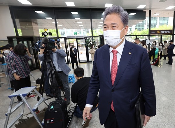 박진 외교부 장관 후보자가 지난 18일 서울 종로구에 마련된 국회 인사청문회 준비 사무실로 출근하고 있다.(사진=연합뉴스 제공)