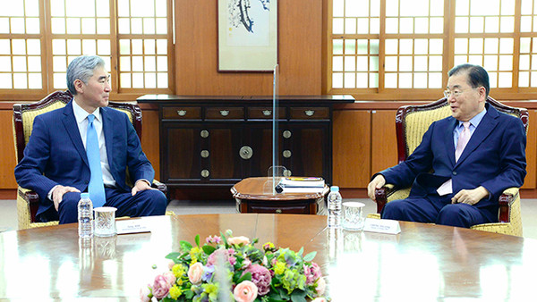 정의용 외교부 장관(오른쪽)이 19일 서울 종로구 외교부 청사에서 한국을 방문 중인 성 김 미국 국무부 대북특별대표를 접견하고 있다. (사진=외교부 제공)