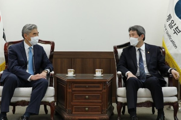 이인영 통일부 장관(오른쪽)이 19일 통일부 청사에서 성 김 미 국무부 대북특별대표를 접견하고 있다.(사진=통일부 제공)