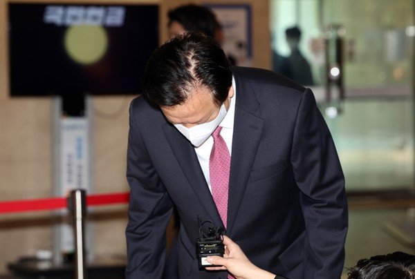 정호영 보건복지부 장관 후보자가 19일 오전 서대문구 국민연금공단 서울북부지역본부에 마련된 청문회 준비사무실로 출근하며 입장을 밝히기에 앞서 인사하고 있다. (사진=연합뉴스 제공)