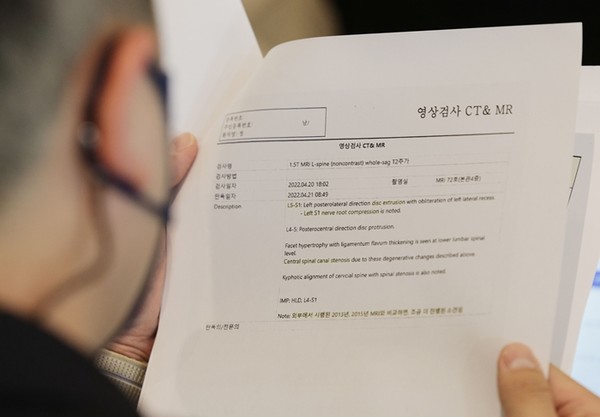 서울 서대문구 국민연금공단 충정로 사옥에 마련된 정호영 보건복지부 장관 후보자의 인사청문회 준비단이 21일 내놓은 보도자료를 기자들이 살펴보고 있다.(사진 연합뉴스 제공)