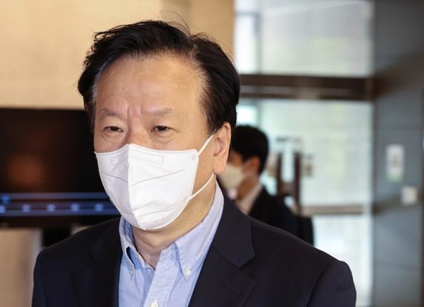 정호영 보건복지부 장관 후보자가 21일 오전 서울 서대문구 국민연금공단 충정로 사옥에 마련된 국회 인사청문회 준비 사무실 출근길에 기자들과 만나 아들의 병역 판정 의혹 등 여러 논란에 대해 자신의 입장을 설명하고 있다.(사진=연합뉴스 제공)