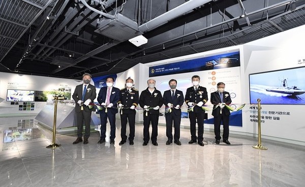 국방과학연구소(ADD) 삼척해양연구센터에서 21일 진행된 안보과학관 개관식에 박종승 ADD 소장(오른쪽 세번째)을 비롯한 지역 관계자들이 개관식을 하고 있다. (사진=ADD 제공) 