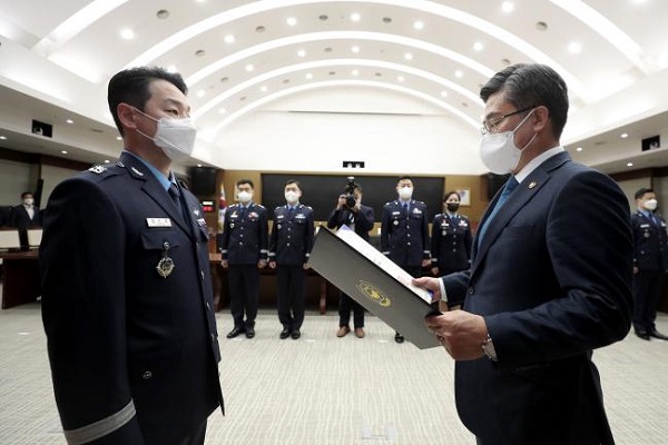 서욱(오른쪽) 국방부 장관이 25일 서울 용산구 국방부 대회의실에서 '미라클 작전' 중 CJ130J 수송기 선임기장으로 임무를 수행한 양진우 공군 소령에게 보국훈장을 수여하고 있다. (사진=국방부 제공)