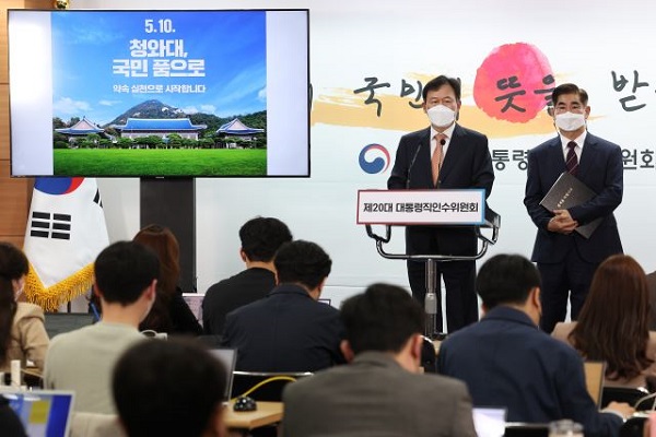 윤한홍(왼쪽) 청와대 이전 TF 팀장이 25일 서울 종로구 통의동 대통령직인수위원회에서 청와대 개방 행사 관련 브리핑을 마치고 대통령 집무실 이전에 대해 질문을 받고 있다. (사진=연합뉴스 제공)