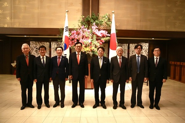 정진석 국회부의장을 단장으로 한 한일 정책협의대표단이 25일 저녁 외무성 이쿠라공관에서 외무상 주최 만찬에 참석해 하야시 요시마사(林芳正) 일본 외무상과 기념사진을 촬영하고 있다. 왼쪽부터 이상덕 전 주싱가포르 대사, 박철희 서울대 국제대학원 교수(대통령직인수위원회 외교안보분과 전문위원), 김석기 국민의힘 의원(부단장, 한일의원연맹 간사장), 정 부의장, 하야시 외무상, 윤덕민 전 국립외교원장, 장호진 전 주캄보디아 대사, 우정엽 세종연구소 연구위원. (사진=한일 정책협의대표단 제공)
