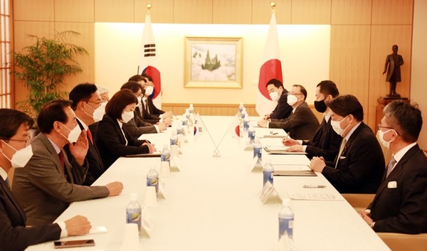 방일 중인 한일 정책협의대표단이 25일 일본 외무성에서 하야시 요시마사(林芳正) 외무상 등과 회담을 하고 있다.(사진=주일 한국대사관 제공)