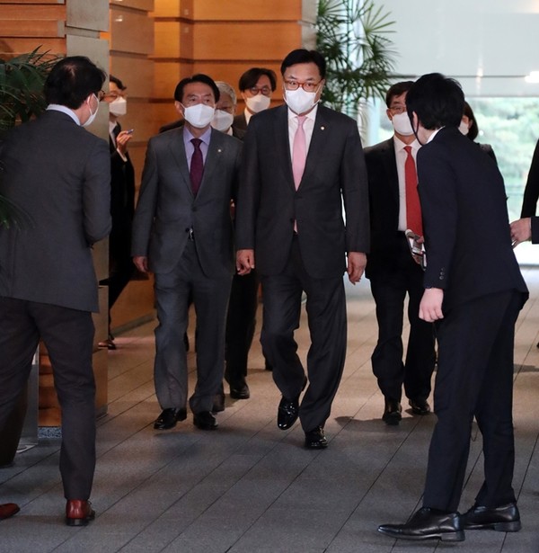 정진석 국회 부의장 등 한일 정책협의대표단이 26일 기시다 후미오 일본 총리 면담을 마치고 일본 총리관저를 나서고 있다.(사진=연합뉴스)