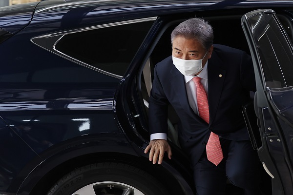 박진 외교부 장관 후보자는 27일 출근길에 기자들과 만나 국가 안보를 위해 신 정부가 '강한 억지력'을 유지해야 한다고 밝혔다. 사진은 20일 서울 종로구 인사청문 준비사무실로 출근하는 모습. (사진=연합뉴스)