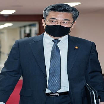 서욱 국방부 장관이 27일 히샤무딘 말레이시아 국방부 장관과 화상회의를 통해 국산 FA-50 전투기의 우수한 성능과 우리 정부의 지원책을 상세히 설명했다고 국방부가 전했다. 서 장관이 지난 6일 임시국무회의에 참석하고 있다. (사진=국방부 제공)