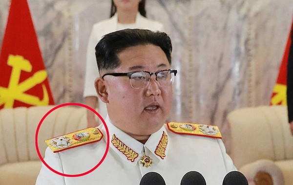 김정은 북한 국무위원장이 지난 25일 평양 김일성광장에서 열린 열병식에 대원수 계급장으로 추정되는 견장(붉은 원)을 달고 참석했다.(사진=조선중앙통신 연합뉴스)