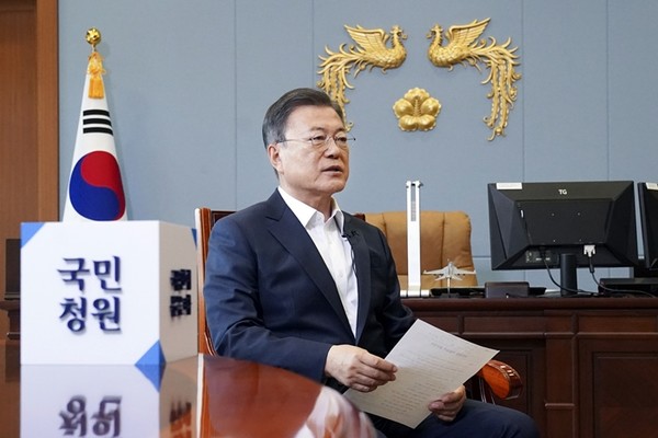 문재인 대통령이 재임 5년 동안 국민청원에 직접 답변하는 것은 지난해 8월 19일 취임 4주년 ‘특별 답변’에 이어 이번이 두 번째다. (사진=청와대 제공)