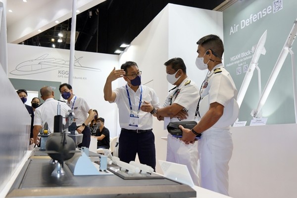 LIG넥스원이 필리핀 국제방산전시회 ‘ADAS 2022’에 설치한 부스에서 자사의 무기체계에 대해 필리핀 해군 관계자들에게 설명하고 있다.(사진=공동취재단 연합뉴스)