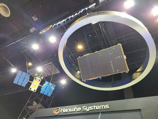 한화시스템이 필리핀 마닐라 국제방산전시회 ‘ADAS 2022’에 전시한 위성 모형.(사진=공동취재단 연합뉴스)