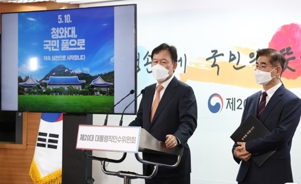 대통령직인수위 청와대 이전 태스크포스(TF) 윤한홍 팀장(왼쪽)과 김용현 부팀장이 25일 청와대 개방 행사 관련 브리핑을 하고 있다.(사진=인수위사진기자단 연합뉴스)