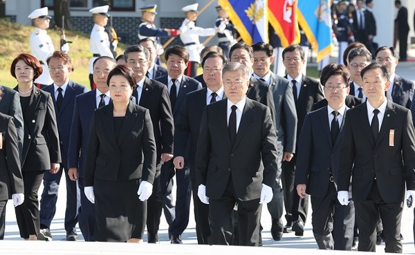 문재인 대통령과 김정숙 여사가 9일 오전 서울 동작구 국립서울현충원 내 현충탑 참배를 위해 이동하고 있다. (사진=청와대 제공)