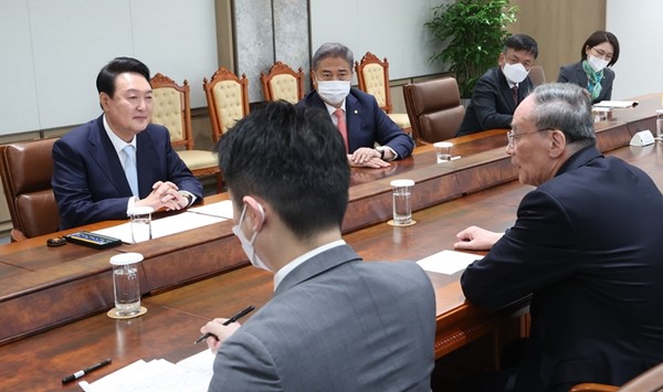 윤석열 대통령이 지난 10일 서울 용산 대통령실 접견실에서 왕치산 중국 국가부주석을 면담하고 있다.(사진=연합뉴스)