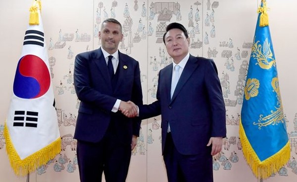 윤석열 대통령이 지난 10일 서울 용산 대통령실 접견실에서 칼둔 칼리파 알 무바라크 아랍에미리트연합(UAE) 아부다비 행정청장을 접견하고 악수를 하고 있다.(사진=연합뉴스)