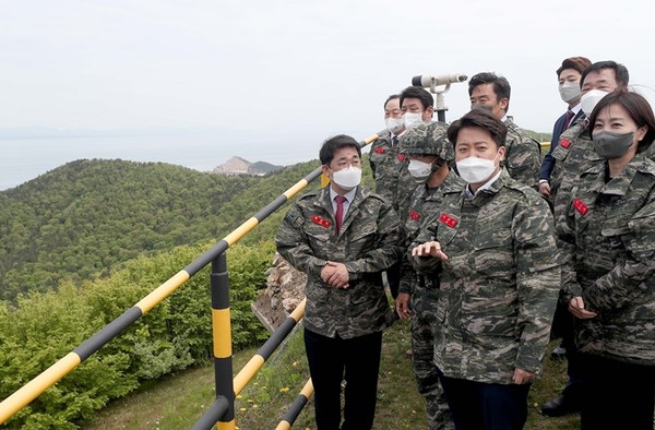 이준석 국민의힘 대표가 11일 인천 옹진군 백령도 해병대 제6여단을 방문해 지형 설명을 듣고 있다.(사진=국회사진기자단 연합뉴스)