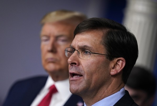 지난 2020년 3월 18일 미국 백악관에서 당시 마크 에스퍼 국방장관(앞쪽)이 도널드 트럼프 대통령이 지켜보는 가운데 발언을 하고 있다.(자료 사진=AP연합뉴스)