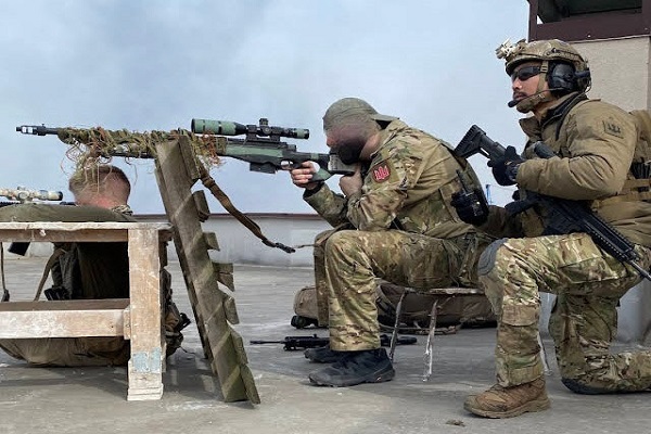 우크라이나 국제의용군 소속으로 러시아군과 전투 중인 이근 전 해군 특수전전단 대위(오른쪽 첫번째). (사진=SNS 갈무리)