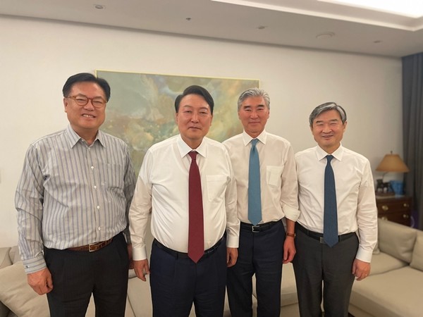 윤석열 대통령(왼쪽 두 번째)이 지난달 19일 당선인 신분으로 정진석 국회부의장(왼쪽 첫번째) 자택에서 열린 만찬 모임에 참석한 조태용 주미대사 내정자(오른쪽 첫번째)와 성 김 미국 대북특별대표(오른쪽 두번째).(자료 사진=윤석열 대통령 당선인 비서실 제공)