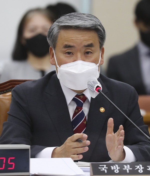 이종섭 국방부 장관이 17일 국회 국방위 전체회의에 참석해 의원들의 질의에 답변하고 있다.(사진=연합뉴스)