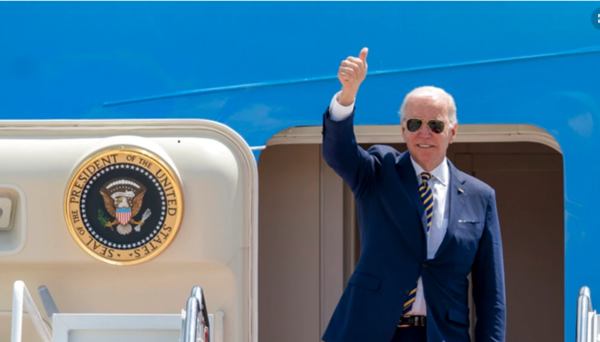 조 바이든 미국 대통령이 19일(현지시간) 미국 워싱턴 인근 앤드류스 공군기지에서 한국으로 향하는 전용기 ‘에어포스원’에 오르며 엄지를 치켜세우고 있다.(사진=AP 연합뉴스)
