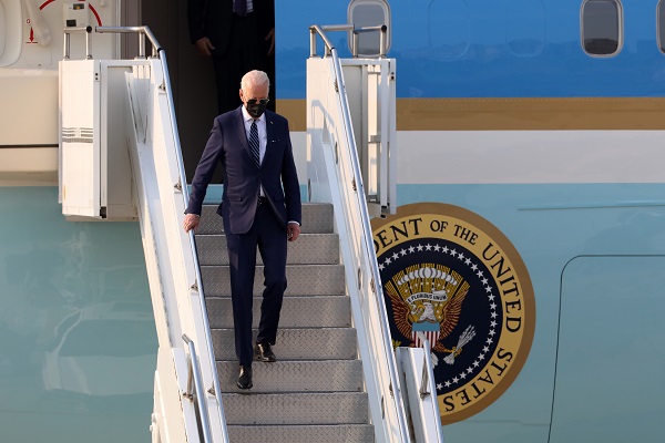 조 바이든 미국 대통령이 20일 오후 경기도 오산공군기지에 도착해 전용기인 에어포스원에서 내리고 있다. (사진=공동취재단)