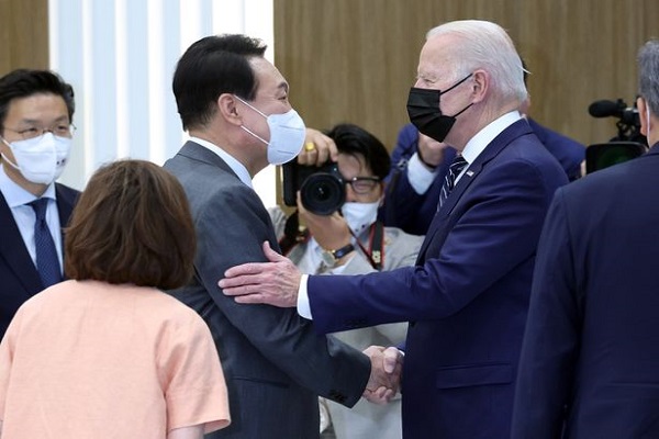 조 바이든 미국 대통령이 20일 경기도 삼성전자 평택 반도체 공장을 방문해 윤석열 대통령과 첫 만남에서 인사를 나누고 있다. (사진=연합뉴스)