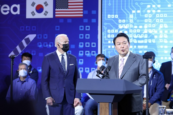 윤석열 대통령이 20일 오후 한국을 방문한 바이든 미국 대통령과 삼성전자 평택 반도체 공장(평택캠퍼스) 시찰을 마친 뒤 연설하고 있다. (사진=연합뉴스)