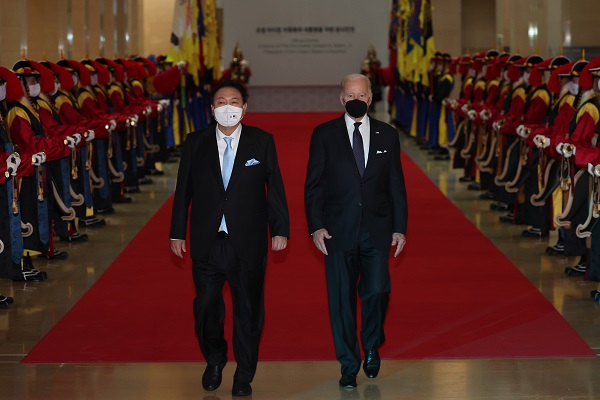 윤석열 대통령과 조 바이든 미국 대통령이 21일 오후 서울 용산 국립중앙박물관에서 열린 환영 만찬장에 입장하고 있다. (사진=연합뉴스)