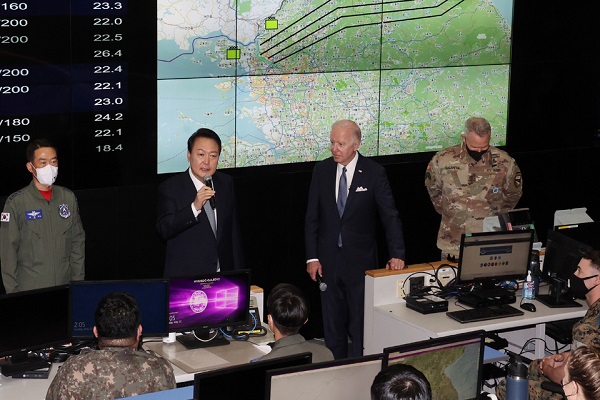 윤석열 대통령과 조 바이든 미국 대통령이 22일 오산 미 공군기지의 항공우주작전본부(KAOC)를 함께 방문해 장병들을 격려하고 있다. (사진-=대통령실 제공)