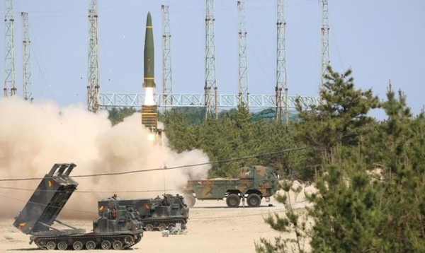 합동참모본부는 지난 25일 북한의 미사일 도발에 대응해  동해상에서 한미연합 지대지 미사일 실사격 훈련을 했다고 밝혔다.(사진=합동참모본부 제공)