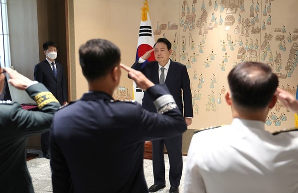 윤석열 대통령이 27일 서울 용산 대통령실 청사에서 새 대장 진급자 진급‧보직신고 및 삼정검 수여식에서 진급 장성들의 거수 경례에 답례를 하고 있다.(사진=연합뉴스)
