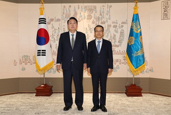 윤석열 대통령이 27일 서울 용산 대통령실 청사에서 김규현 신임 국가정보원장에게 임명장을 수여한 뒤 함께 기념촬영을 하고 있다.(사진=연합뉴스)